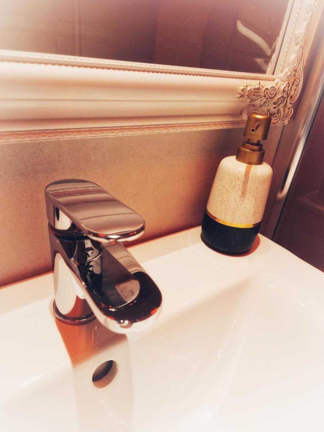ブカレストAfi Discret Jacuzziアパートメント エクステリア 写真