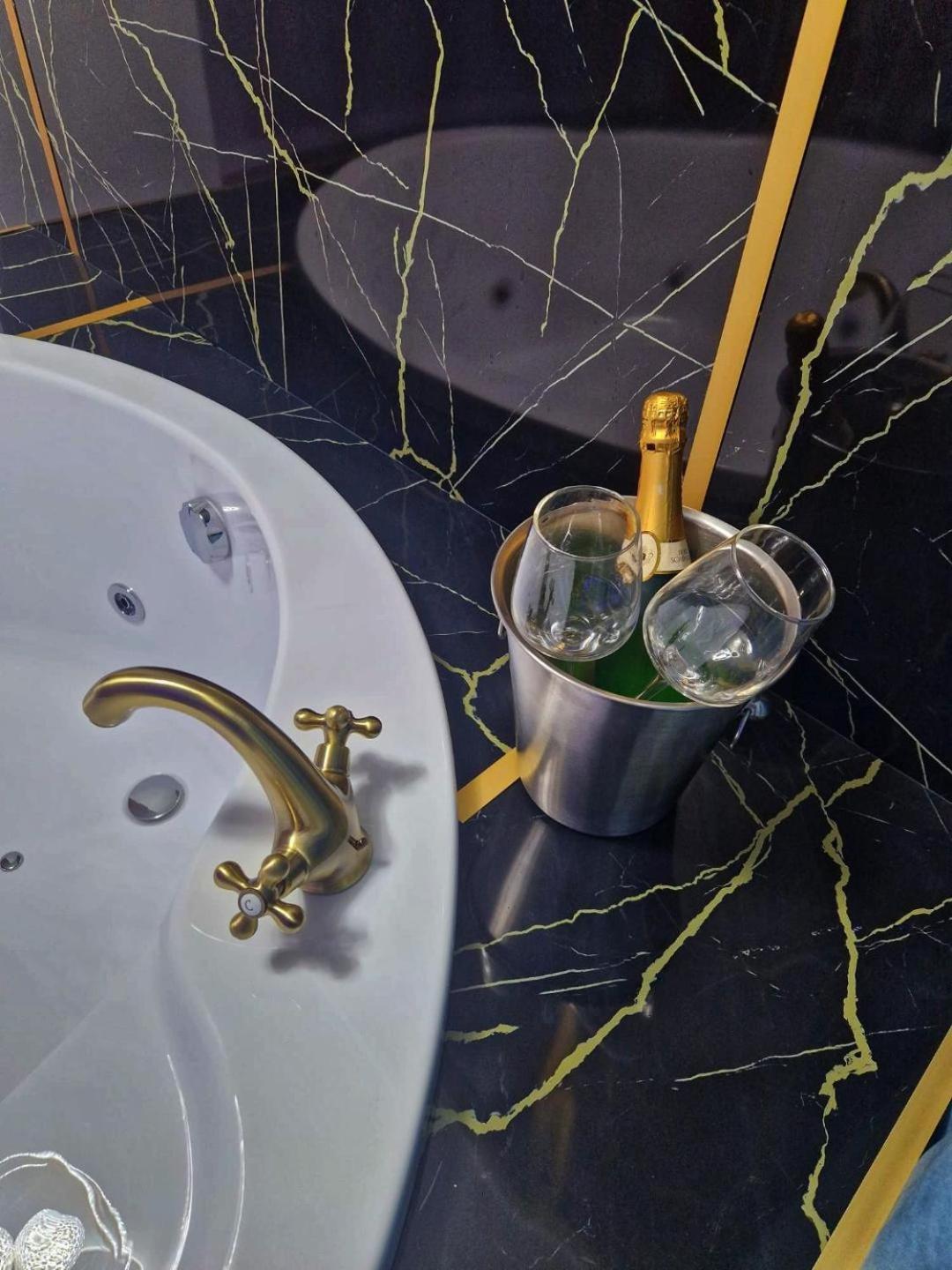 ブカレストAfi Discret Jacuzziアパートメント エクステリア 写真